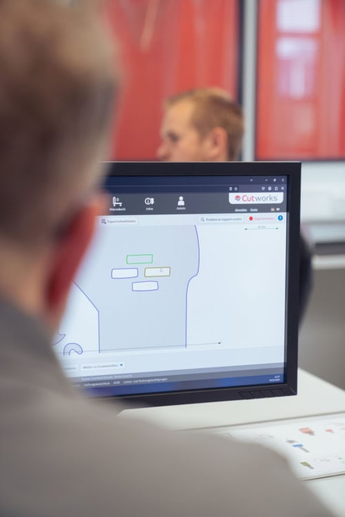 Cutworks Mitarbeiter am CAD-Arbeitsplatz