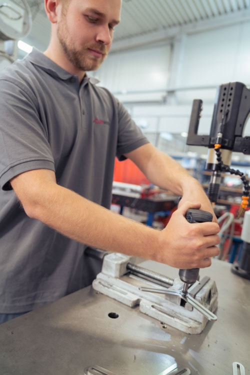 Cutworks-Mitarbeiter beim Entgraten