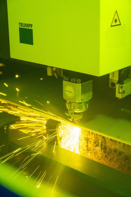 Cutworks Maschine für Laserschneiden bei der Arbeit