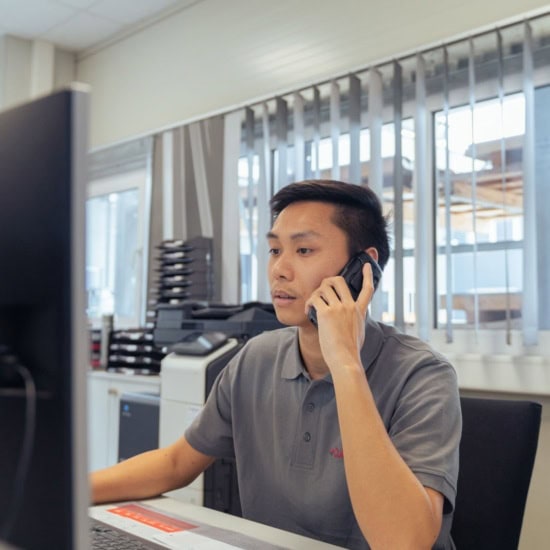 Cutworks Support-Mitarbeiter am Telefonieren