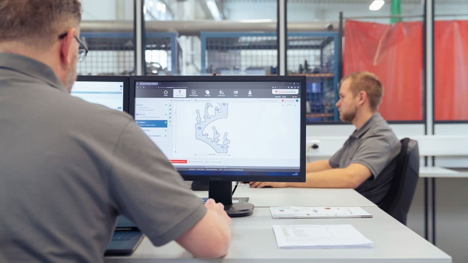 Mitarbeiter arbeitet mit Cutworks Online-Tool 