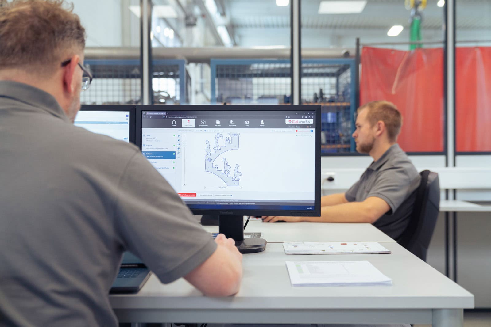 Mitarbeiter arbeitet mit Cutworks Online-Tool