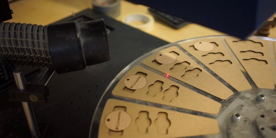 Laser graviert Cutworks-Logo in Holzstück